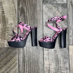 Vtg Y2K Alicia + Olivia for payless, ankle strap, chunky 5” heel w/ 2” platform.